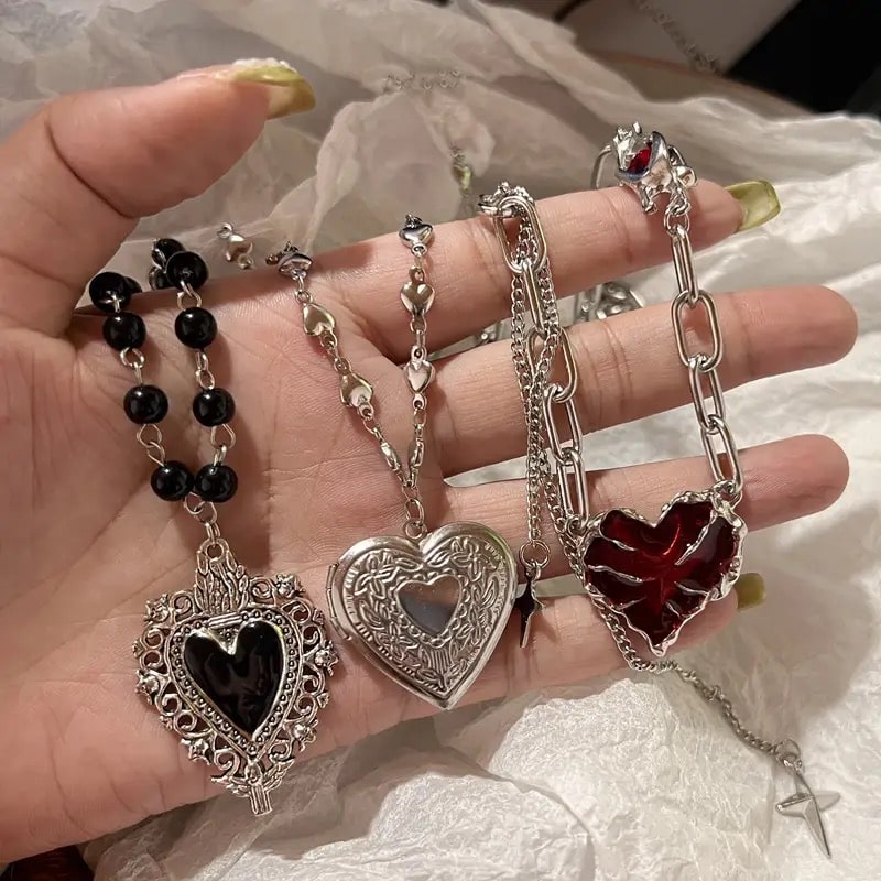 Gothic Red Heart Pendant Feelz