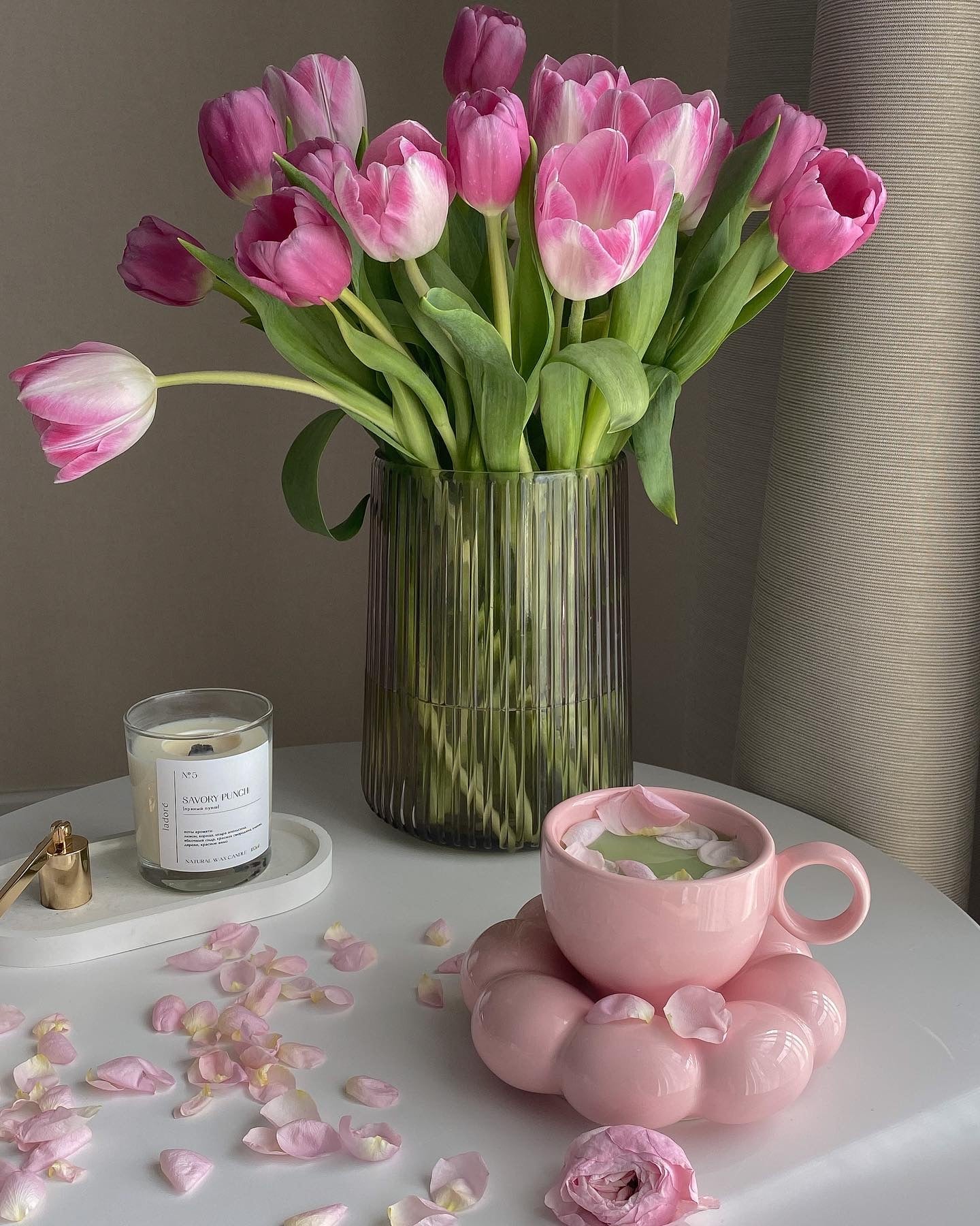 White ceramic coffee mugs with mother-of-pearl shine