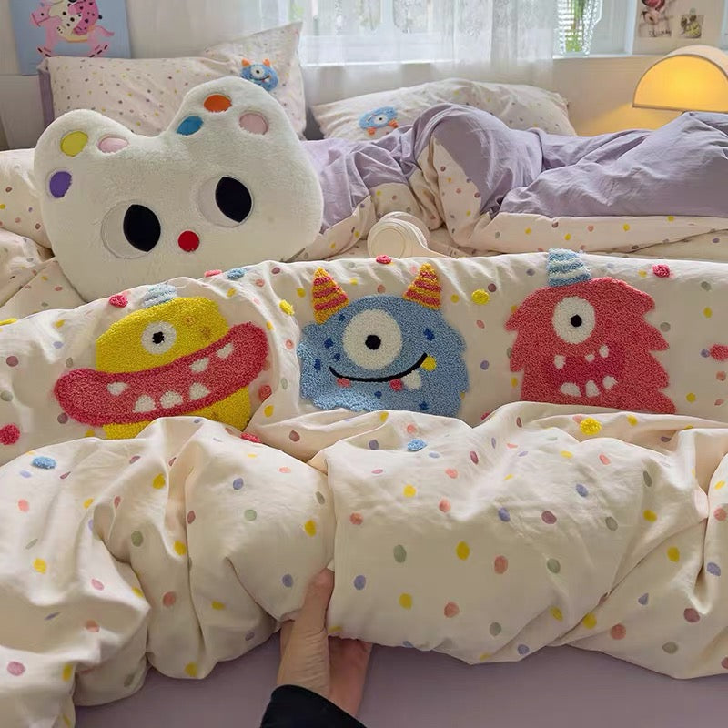 Soft cotton kawaii duvet cover and pillowcases with embroidered characters.