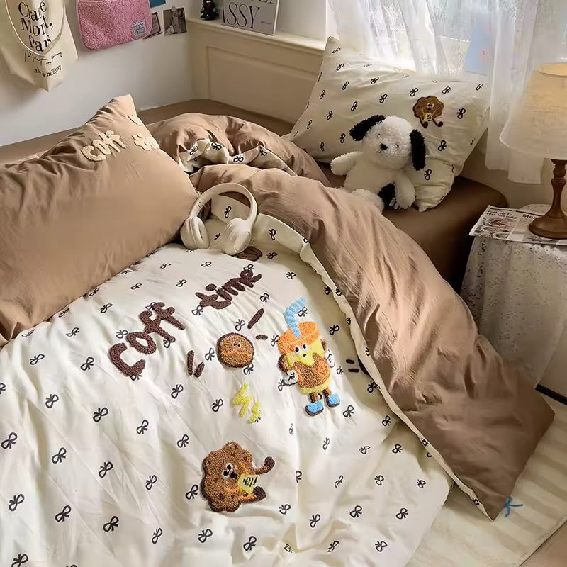 Warm mocha sheet and cream duvet create a snug, café‑core look that suits cottagecore and preppy dorm styles.