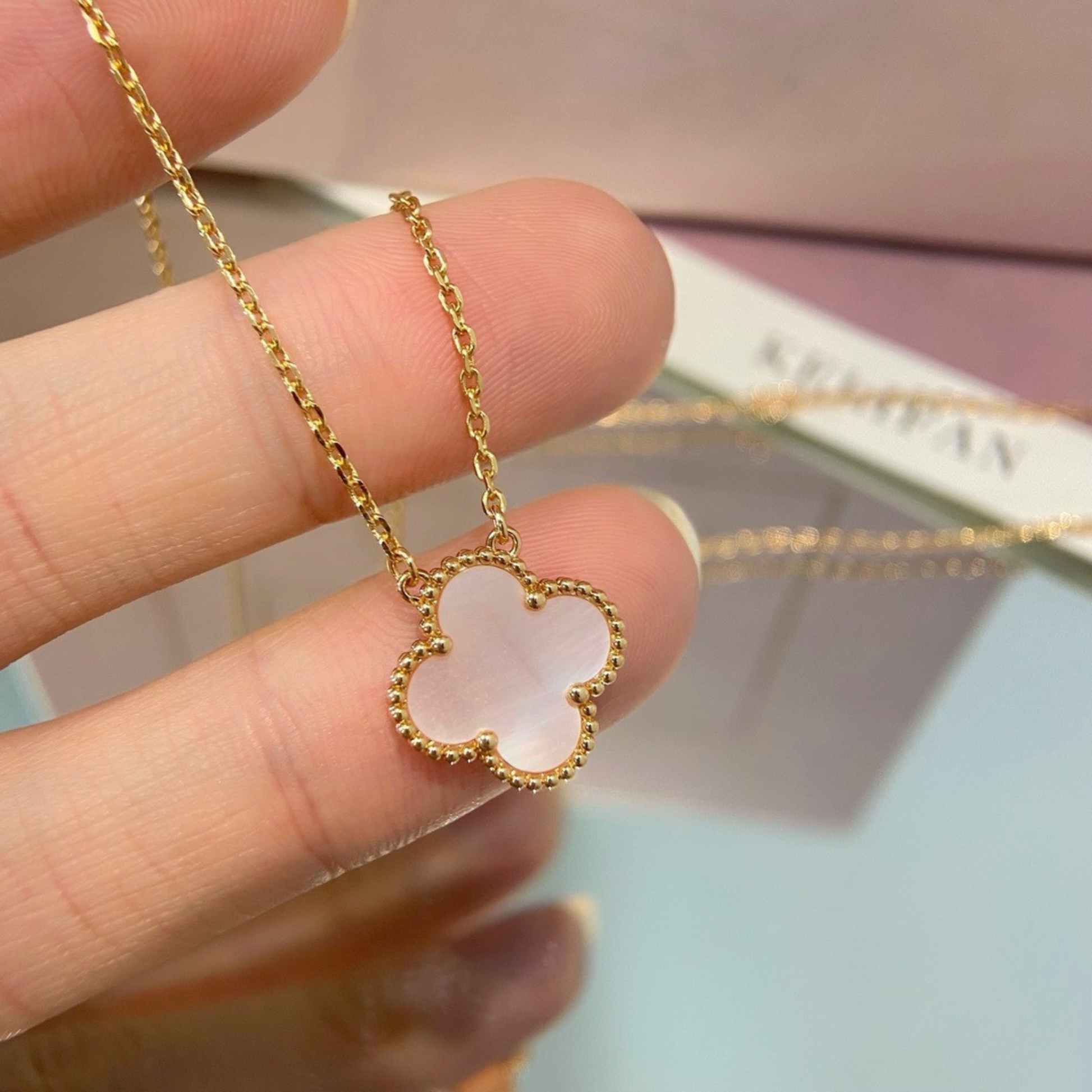 Waterproof four-leaf clover pendant in gold