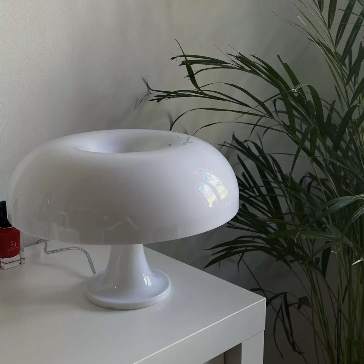 Nordic-inspired white mushroom lamp with retro orange accents. Stylish and cozy lighting for bedrooms or home offices.