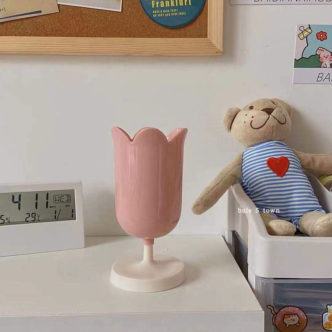 Durable tulip pen holder for desktop organization