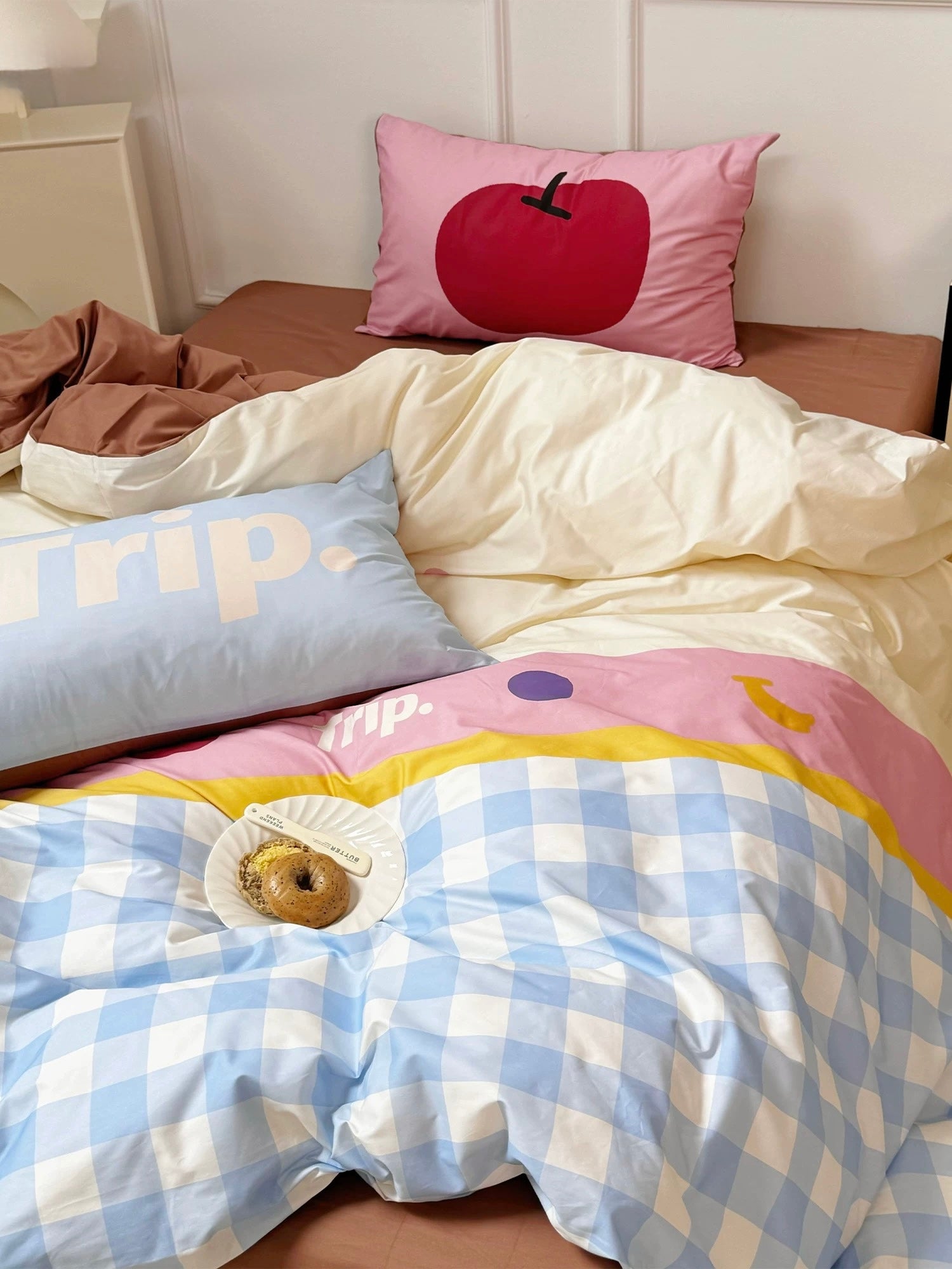 Canadian student bedroom with pastel cotton duvet cover and dopamine bedding.