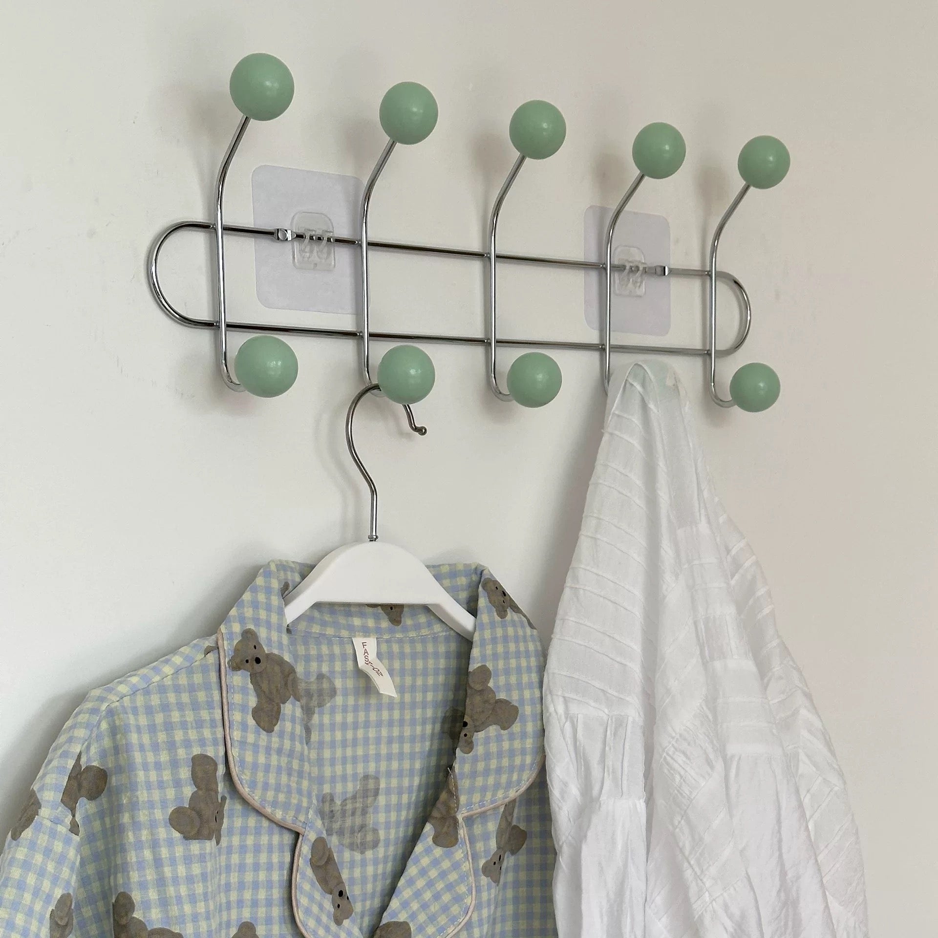 Retro pink coat rack for entryway with hooks for bags and coats