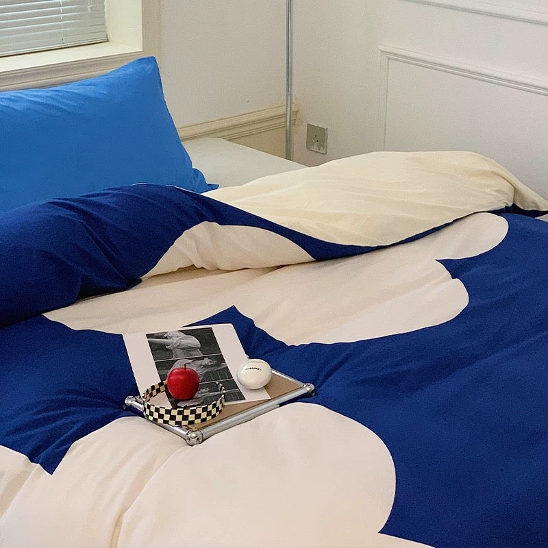 Oversized flower pattern on cozy satin bedding