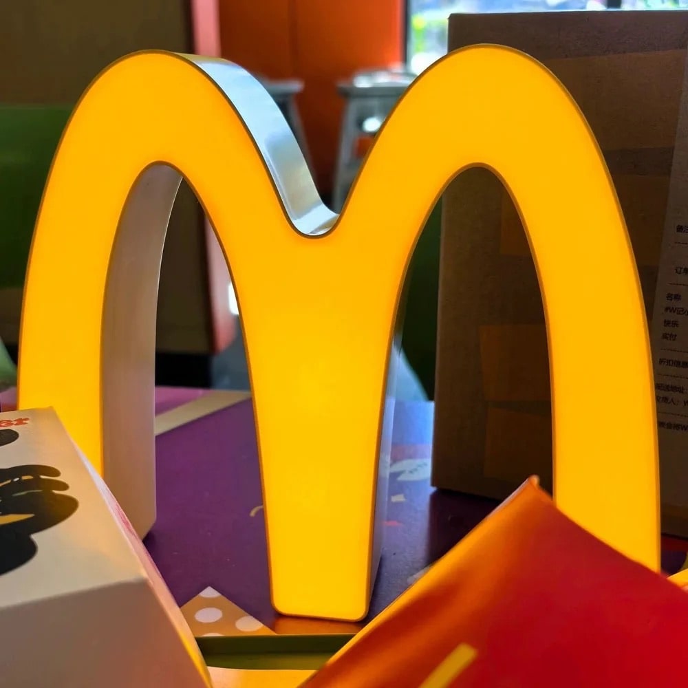 Fun bedside lamp shaped like a hamburger for kids’ rooms