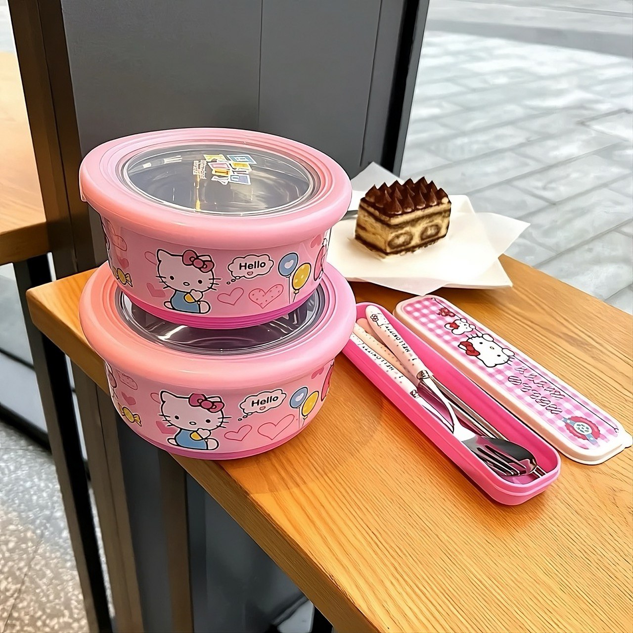 Kawaii pink bowl with Hello Kitty design and lid