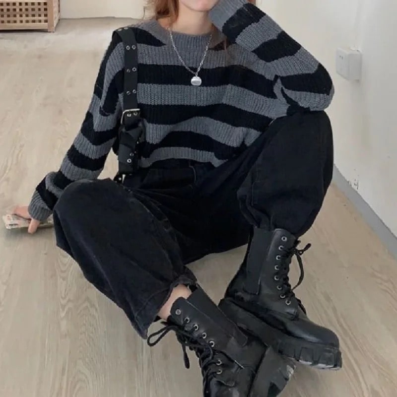 Sweet loose-knit Y2K cropped jumper with striped design and oversized fit. Perfect for casual and vintage-inspired outfits.