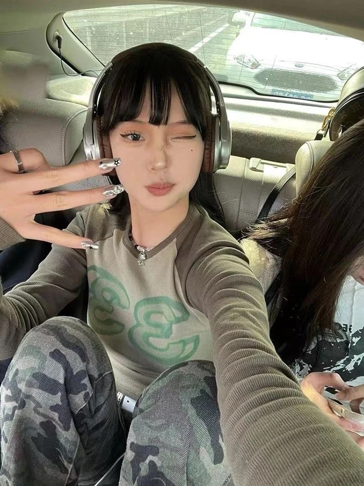 Trendy vintage green crop top for women. Features a slim fit, long sleeves, and retro-inspired Kpop prints for Y2K streetwear looks.