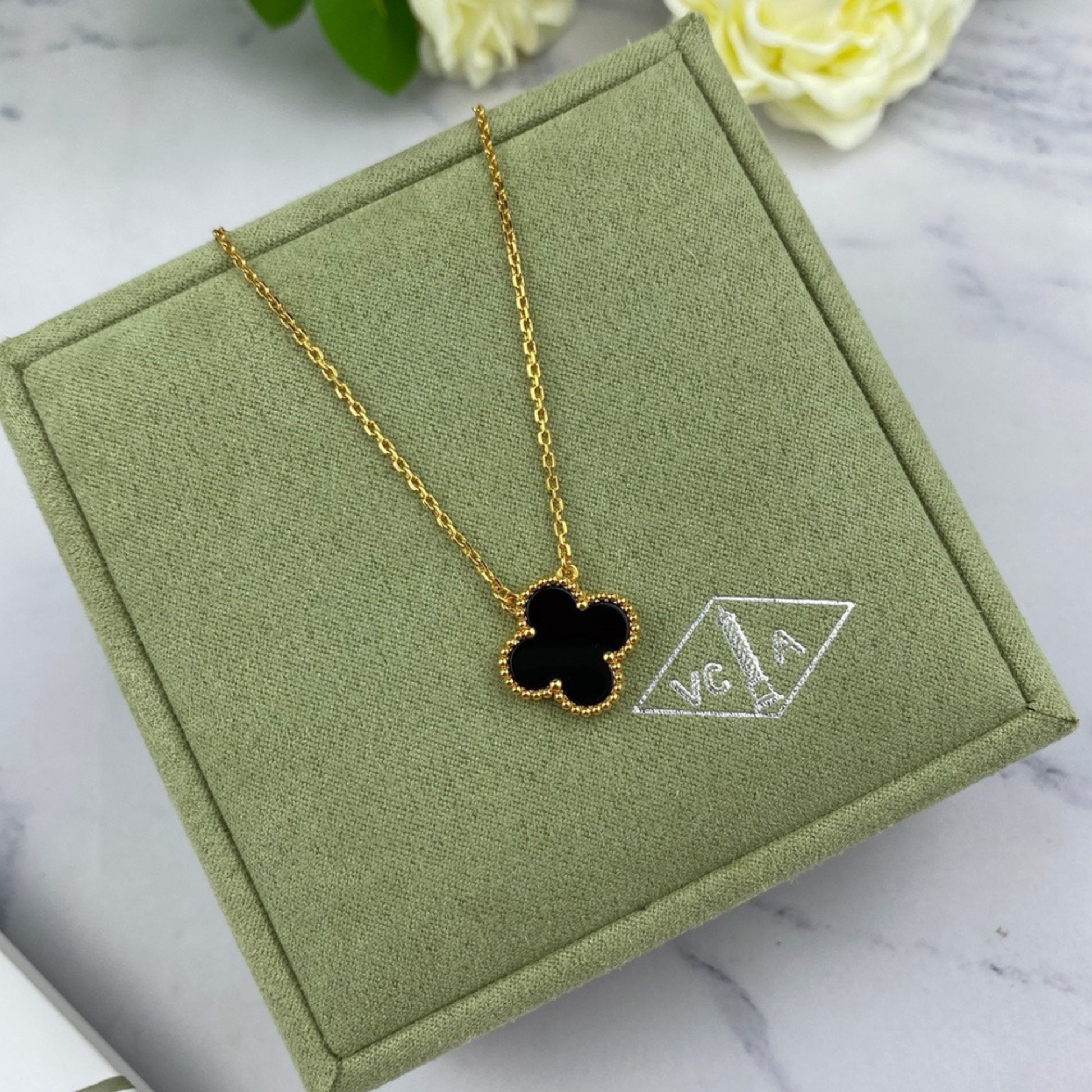 Gold necklace with mother of pearl clover pendant