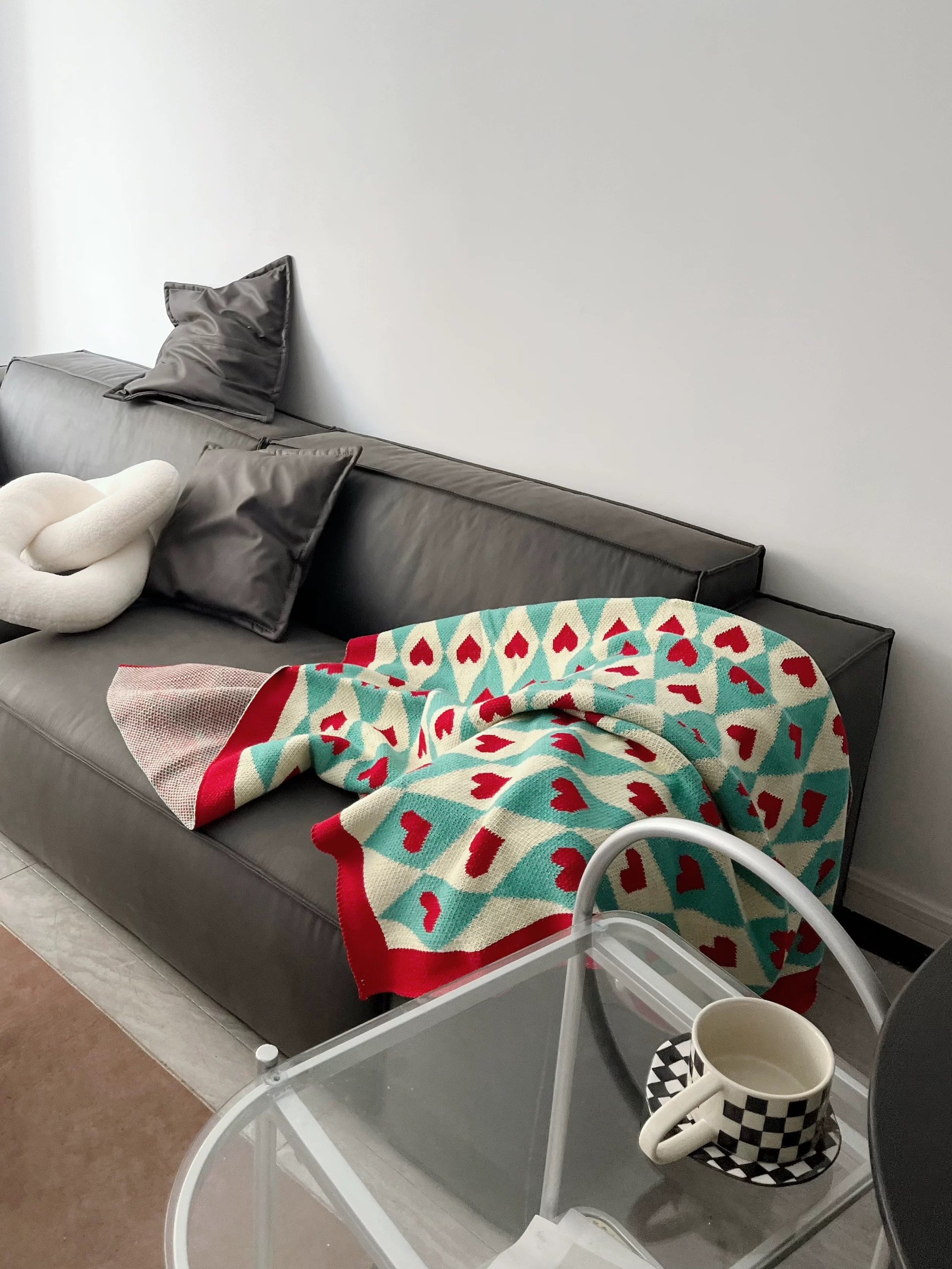 Office Nordic Love Blanket – Soft and Warm Knitted Cover for Desks and Nap Areas