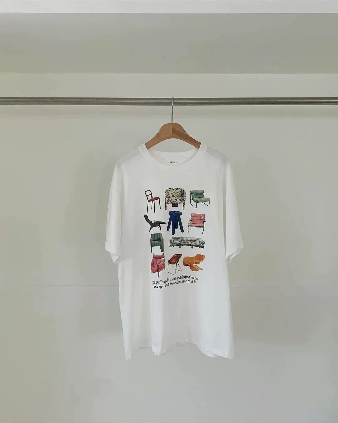 Vintage aesthetic t-shirt in oversized fit, ideal for 80s-inspired style