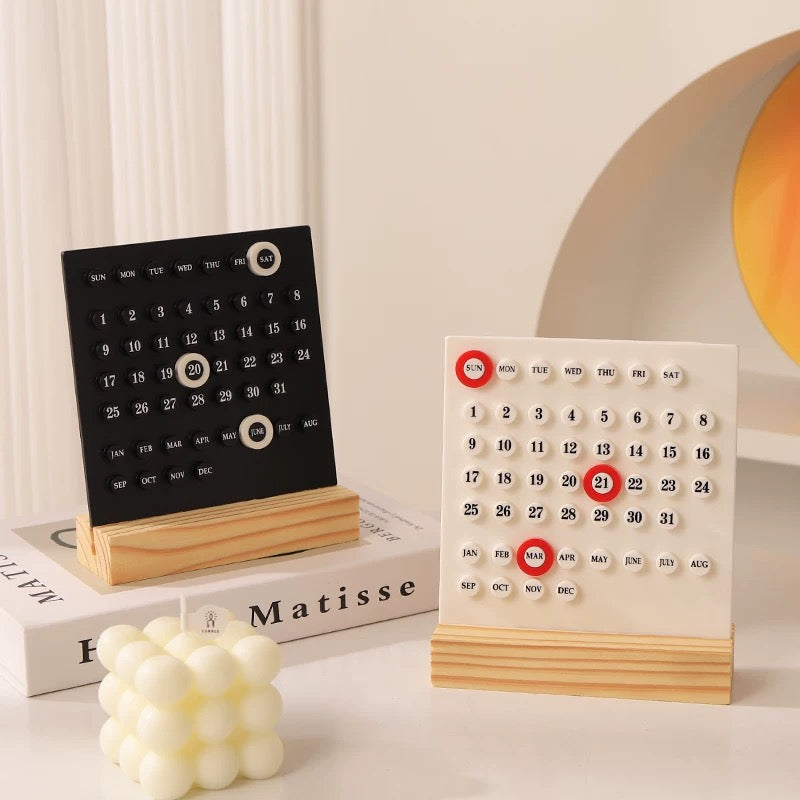 Adjustable perpetual desk calendar for planning and décor