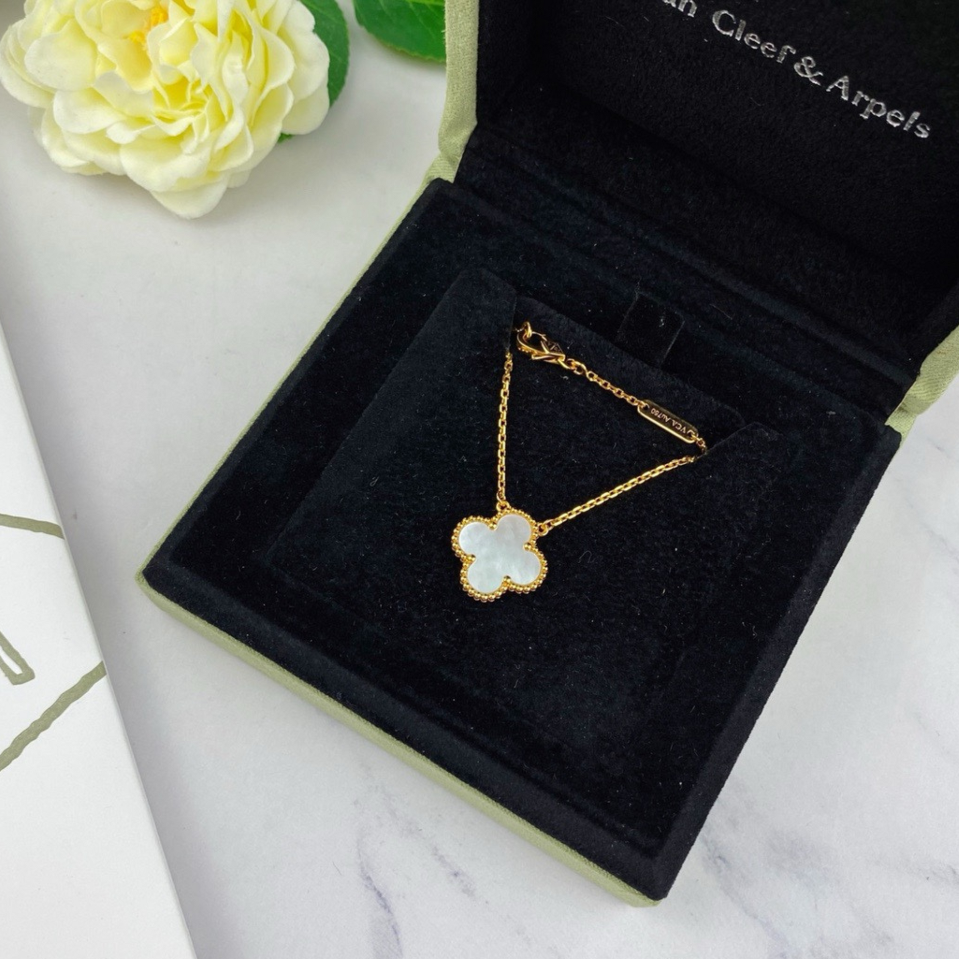 Personalized clover pendant necklace in gold