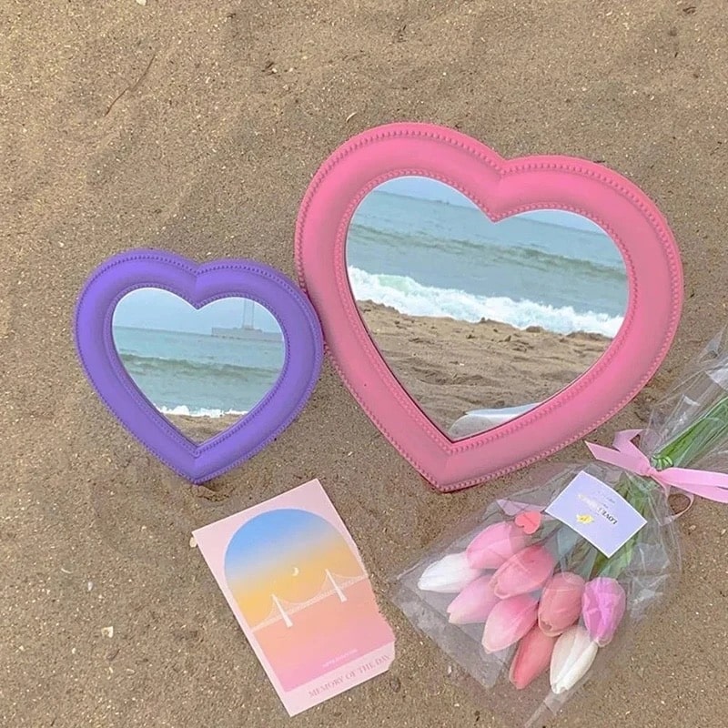 Pink heart-shaped vanity mirror for girls’ bedroom decor