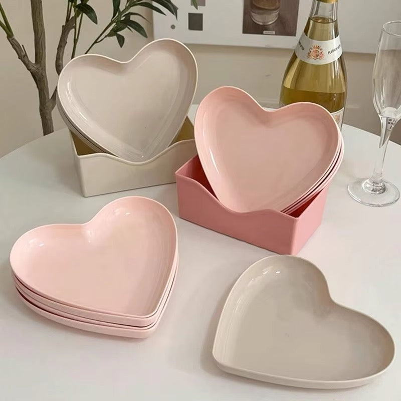 Pink heart-shaped plastic dishes set for party use