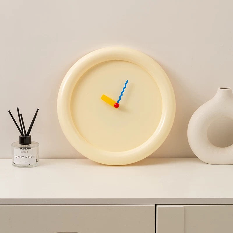 Retro round wall clock with silent mechanism