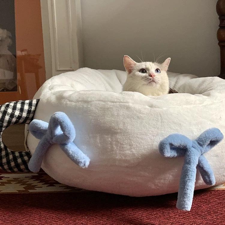 Round cat bed with cotton filling for cozy comfort