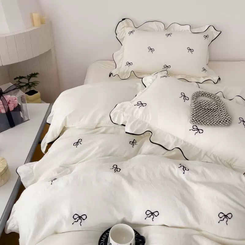 Delicate white bedding set for preppy and aesthetic rooms