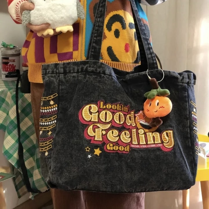 Trendy student lunch bag with Y2K-inspired embroidery