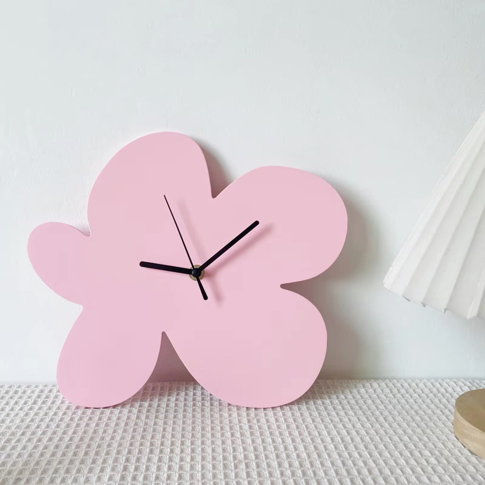 Silent battery-operated decorative wall clock