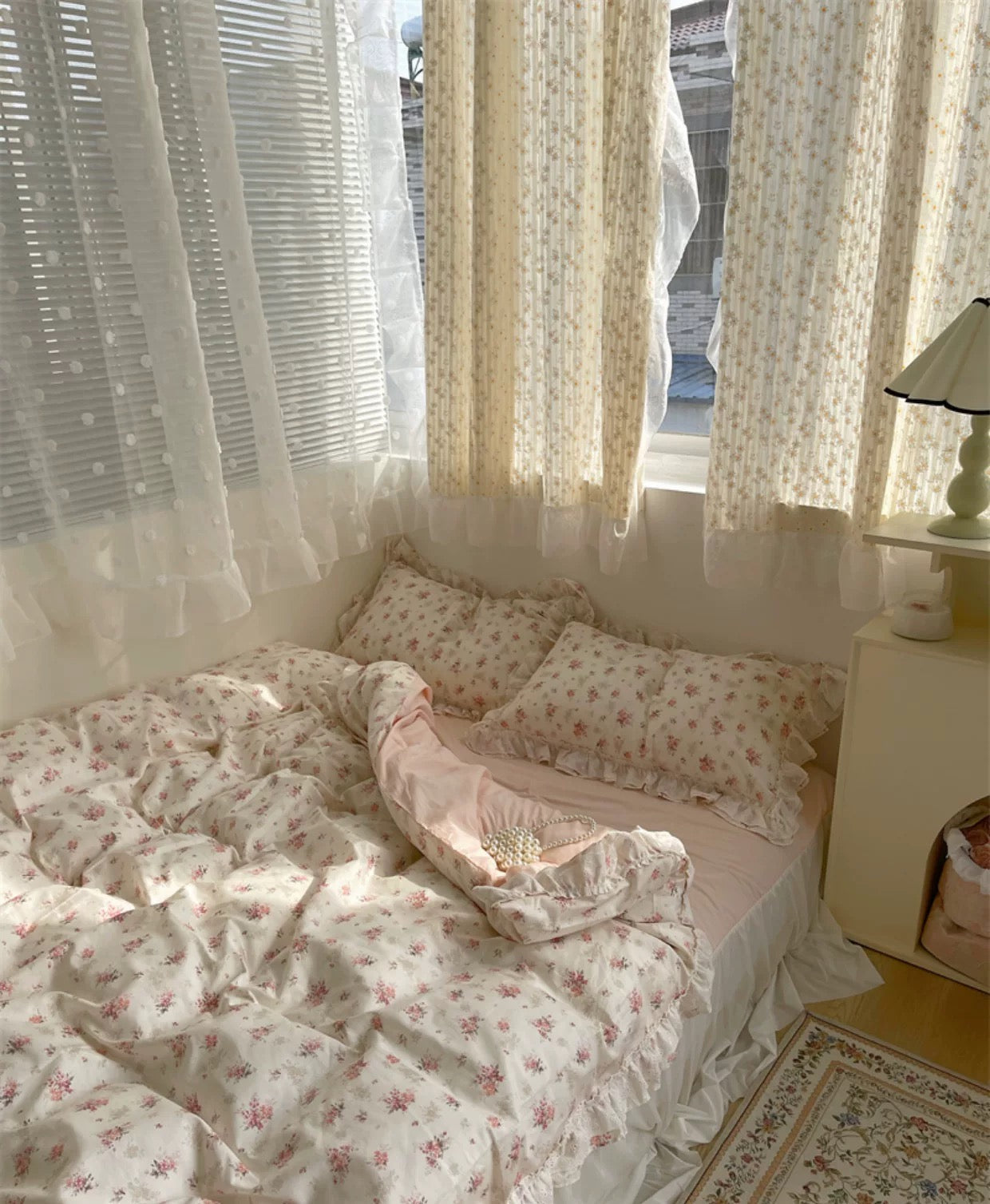 Machine-washable cotton floral duvet set with soft pink and white tones