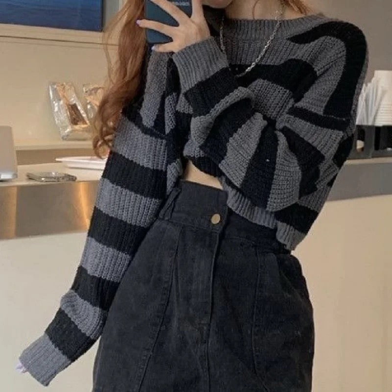 Vintage-inspired striped Y2K cropped sweater with long sleeves. Casual knitted jumper for women’s Korean aesthetic.