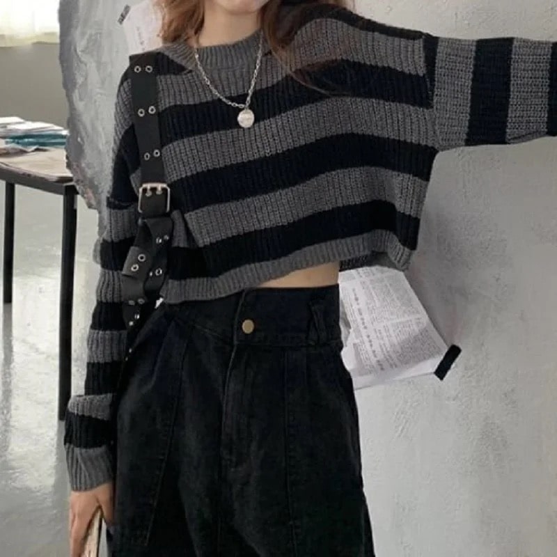 Striped cropped sweater in Y2K style with loose knit and O-neck. Oversized casual pullover for autumn fashion.