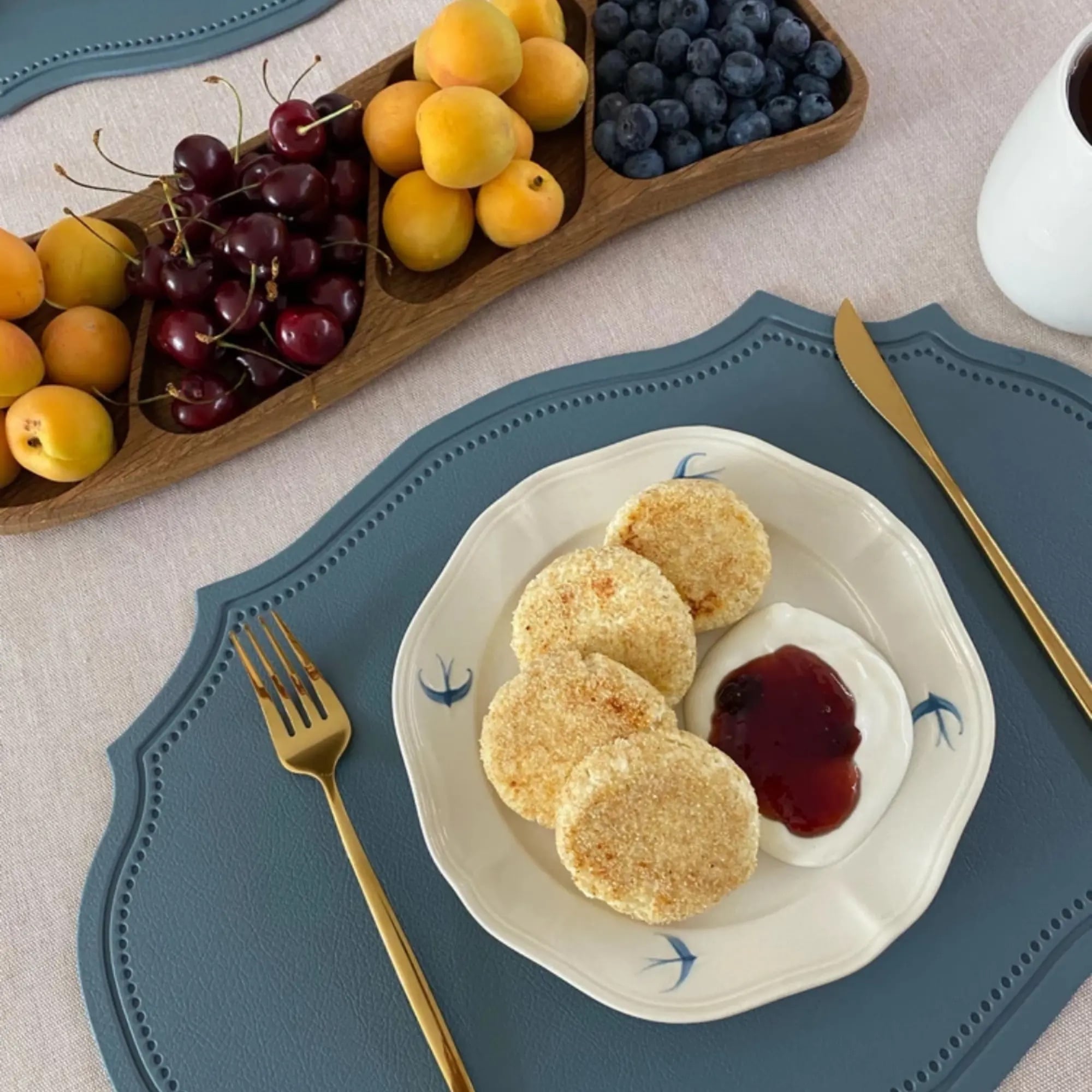 Hand-painted swallow ceramic tableware plate