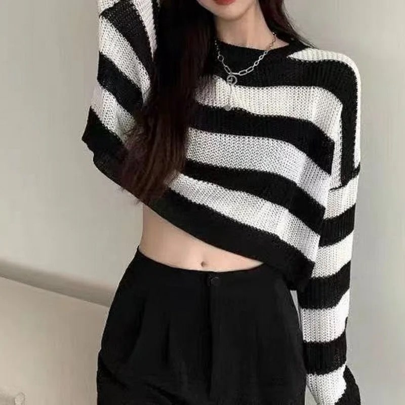 Korean style Y2K cropped sweater with stripes and long sleeves. Vintage oversized knit jumper for women’s casual looks.