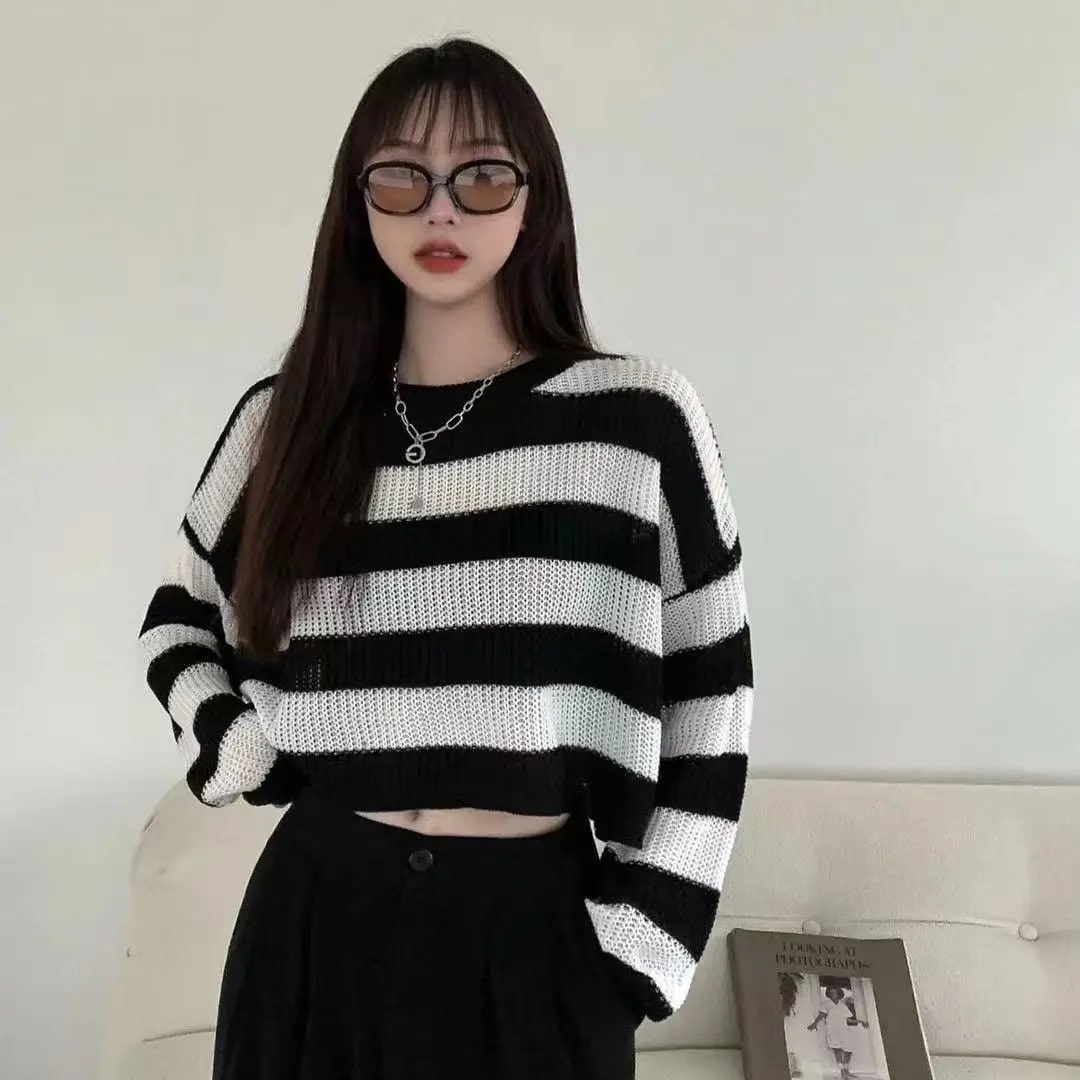 Y2K cropped sweater with striped design, oversized fit, and O-neck. Perfect knitted jumper for casual autumn and Korean vintage fashion.